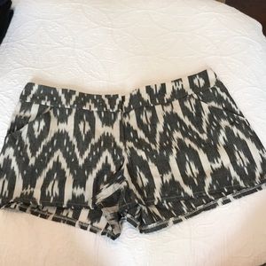 Black and white printed shorts size 8